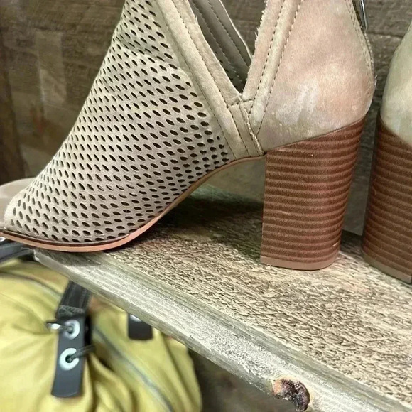 VINCE CAMUTO the Katnina Perforated Nubuck Open Toe Shooties size 7.5 - Picture 5 of 10
